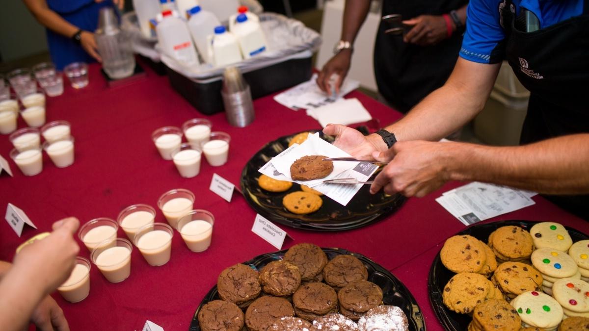 Cookies and milk are served to 澳门金沙线上赌博官网 students at Student Involvement event.